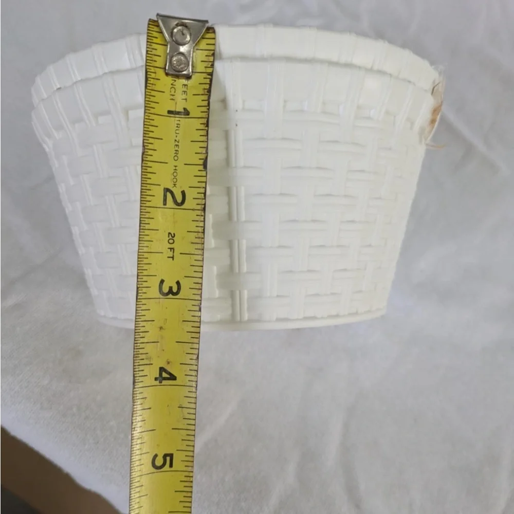 2pk 37oz Plastic Woven Baskets white - Bullseye's Playground NWT